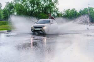 Lee más sobre el artículo Cómo la lluvia puede ser mala para tu auto