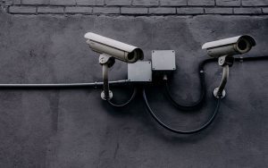 Lee más sobre el artículo ¿Cómo las cámaras espía y grabadoras de voz están cambiando el juego de la seguridad?